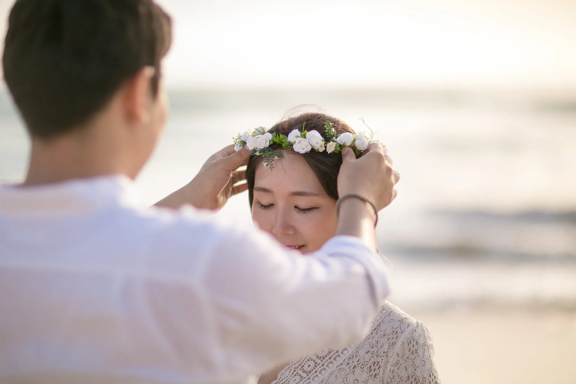Placing a flower crown on the bride's head — ภาพงานแต่งงานและคู่บ่าวสาว