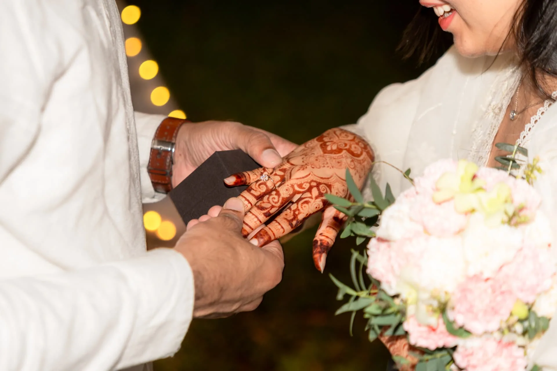 Close-up of hands during a marriage proposal — ภาพช่วงเวลาขอแต่งงาน