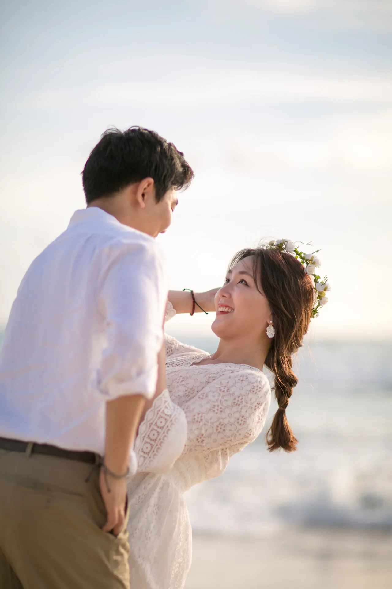 Bride with a flower crown smiling at her partner — ภาพงานแต่งงานและคู่บ่าวสาว