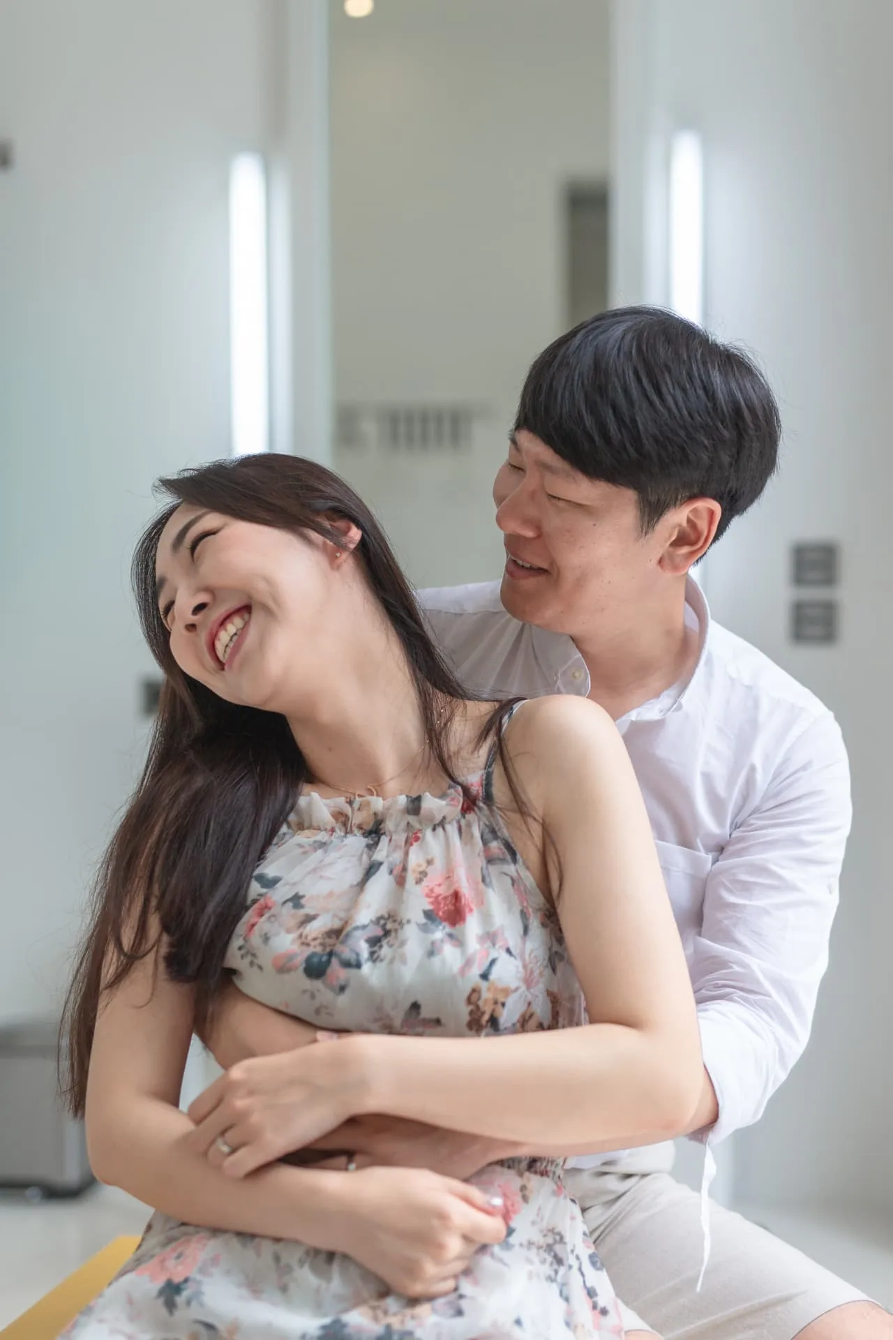 Couple embracing beside a window — ภาพคู่รักและช่วงเวลาร่วมกัน