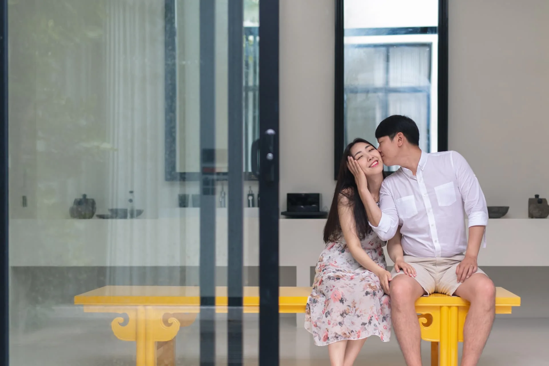 Couple sitting together by a window — ภาพคู่รักและช่วงเวลาร่วมกัน