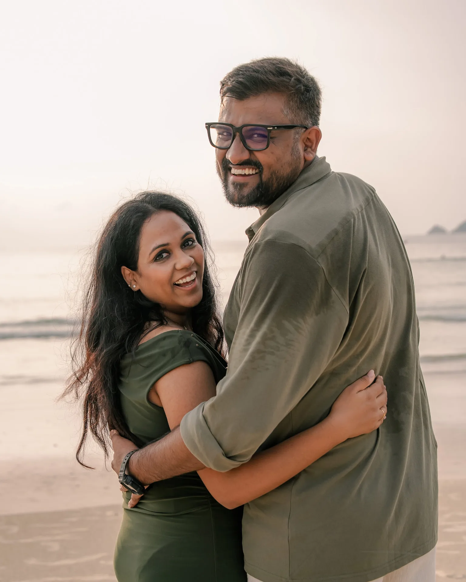 Couple hugging and smiling on the beach — ภาพคู่รักและช่วงเวลาร่วมกัน