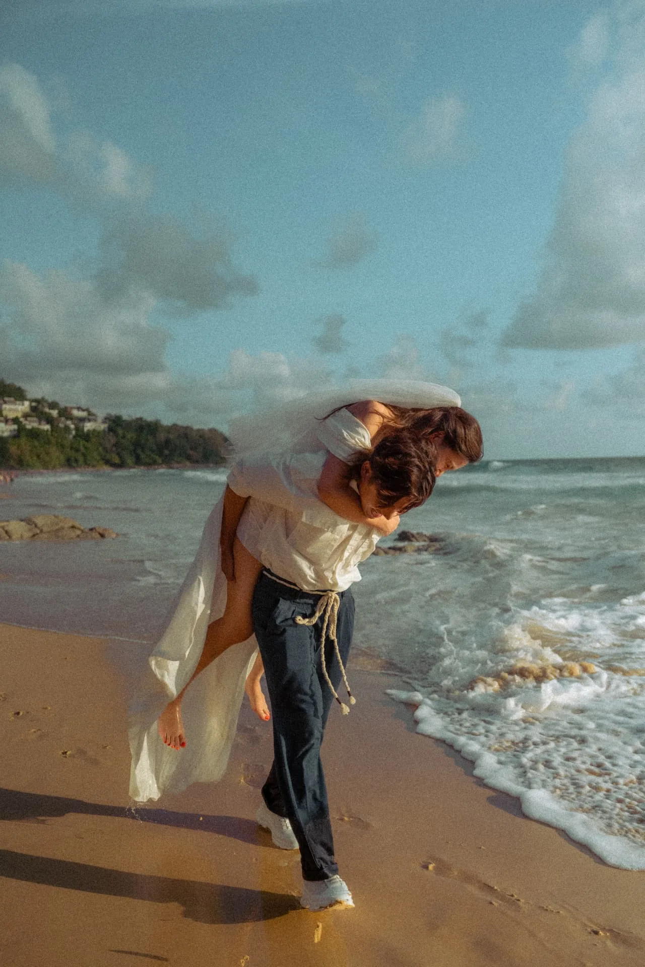 Couple embracing by the sea — ภาพคู่รักและช่วงเวลาร่วมกัน