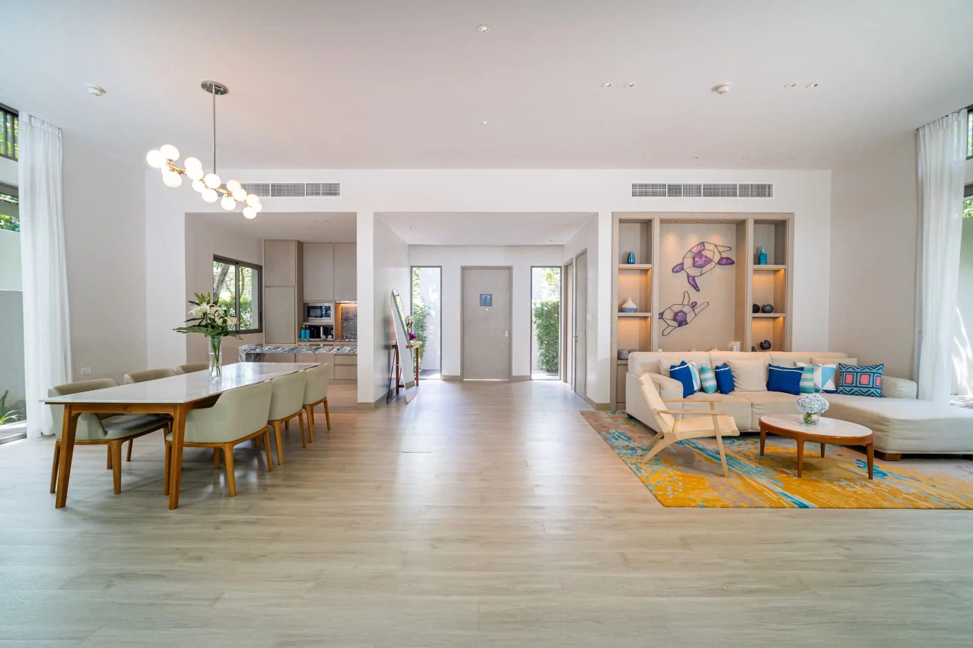 AVANI+ KAO LAK — Open-plan living and dining room with garden views
