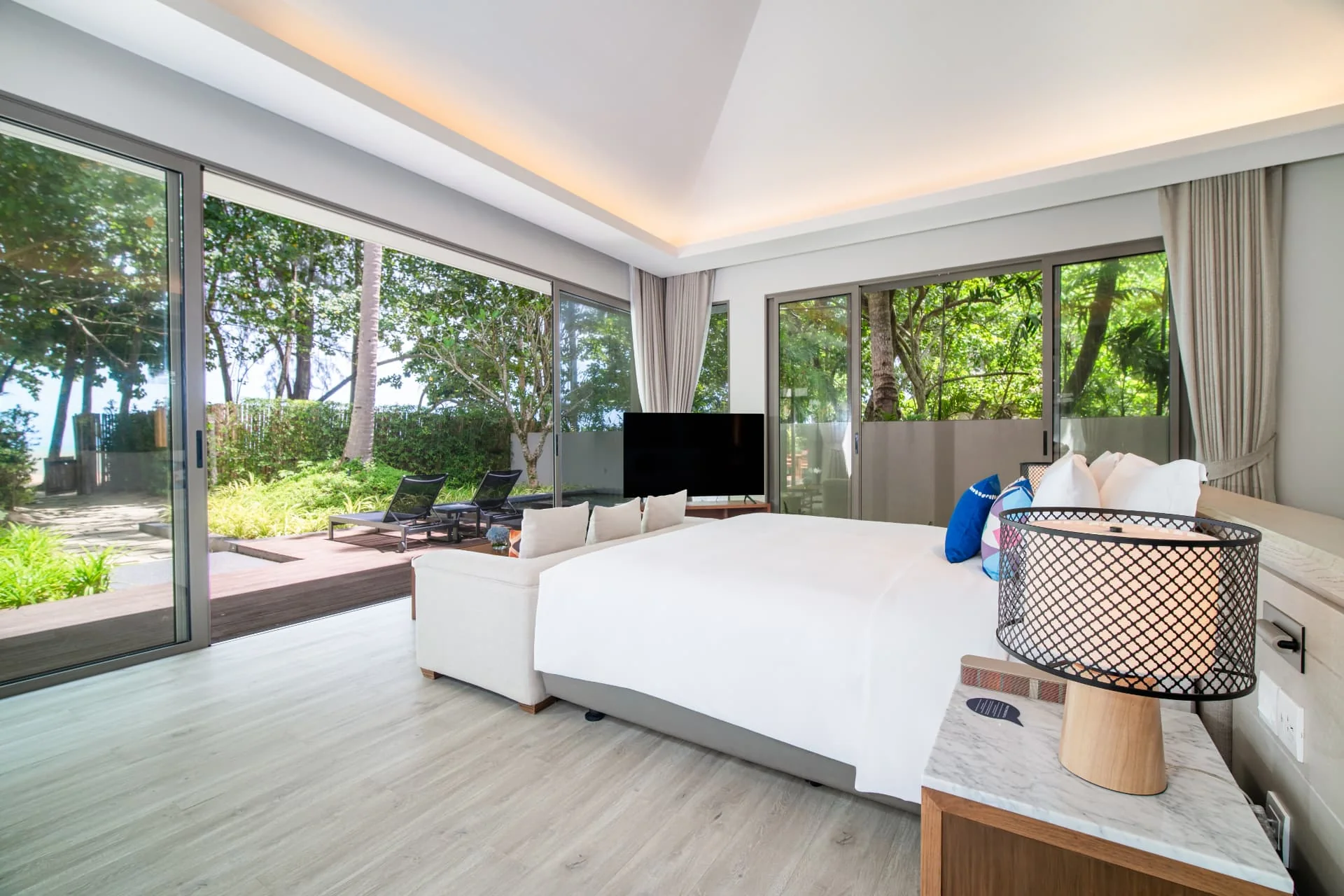 AVANI+ KAO LAK — Bedroom opening onto the pool terrace