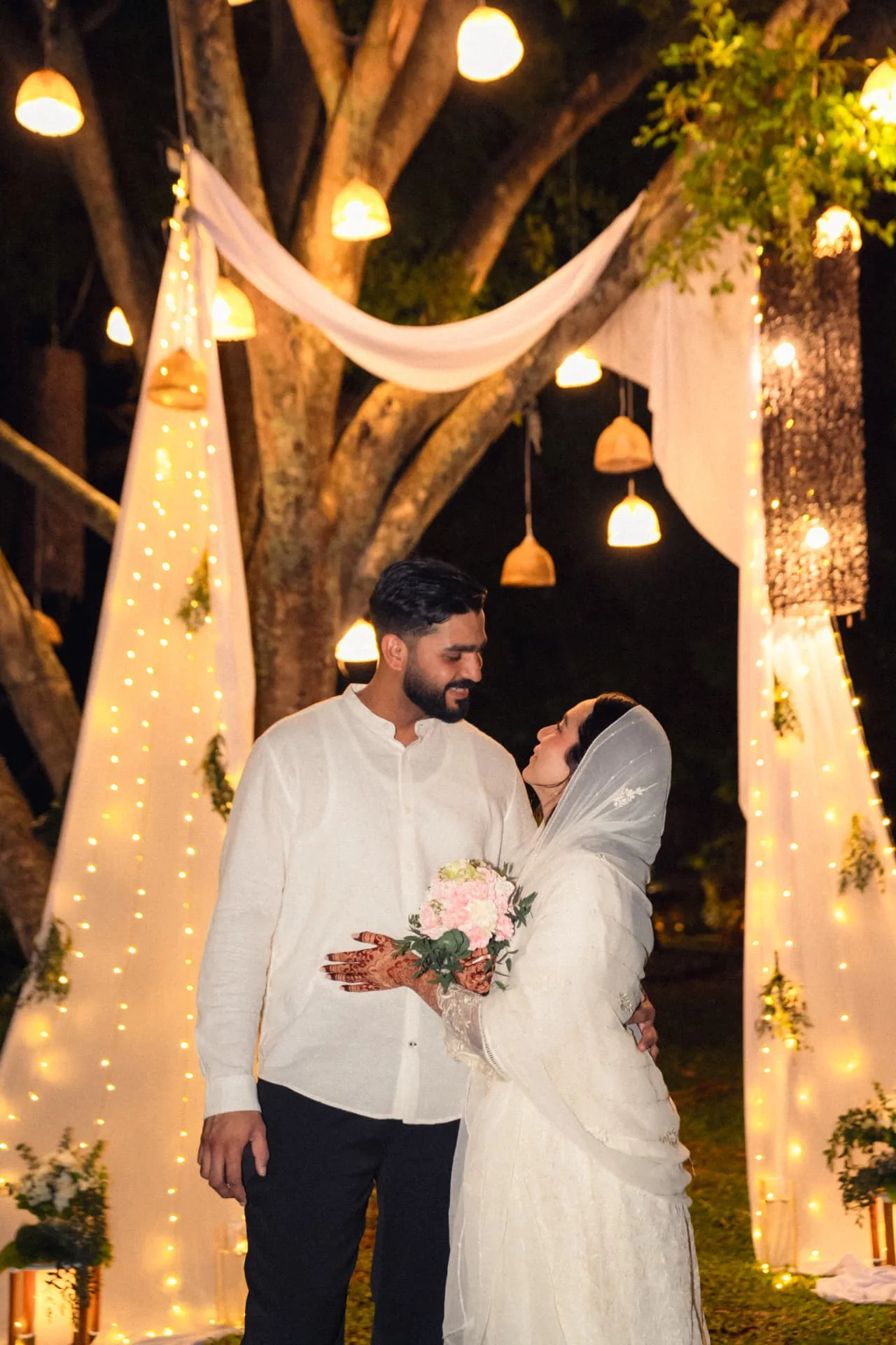 Couple celebrating their engagement — ภาพคู่รักและช่วงเวลาร่วมกัน